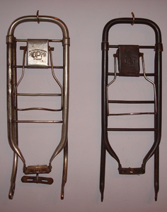 878275 Afbeelding van twee bagagedragers met klem, vervaardigd door N.V.Slotenfabriek Hopmi Utrecht Patents (Jan ...